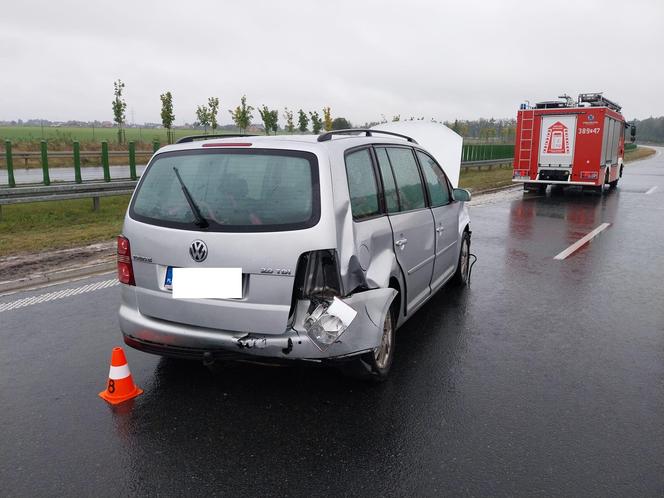 Poważny wypadek na S5 koło Leszna. Samochód uderzył w małzeństwo