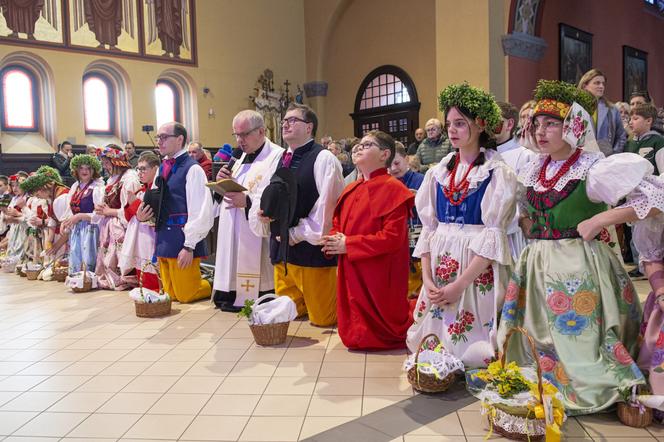 W Bytomiu poświęcono pokarmy w strojach ludowych. To tradycja na Rozbarku 