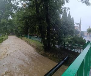 Zagrożenie powodziowe. Głuchołazy. Woda przelała się przez wały. Zalewa miasto