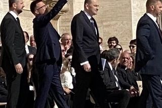 Podczas pogrzebu papieża Franciszka Marszałek Sejmu Szymon Hołownia robi sobie selfie 