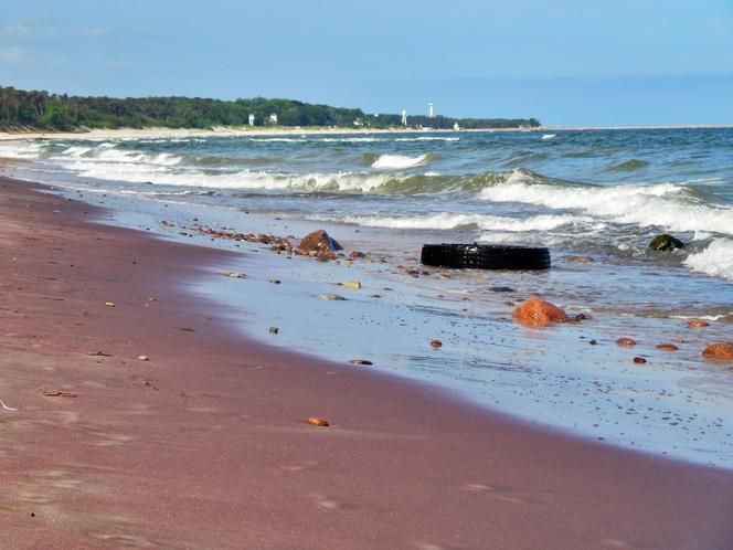 Różowy lub fioletowy piasek na plaży