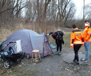 Czasem życie ratują suche skarpety. Nie brzydzi ich brud, smród i robaki