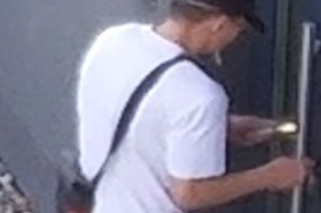 Poznajesz tego mężczyznę? Myślał, że nikt go nie widzi, teraz szuka go policja