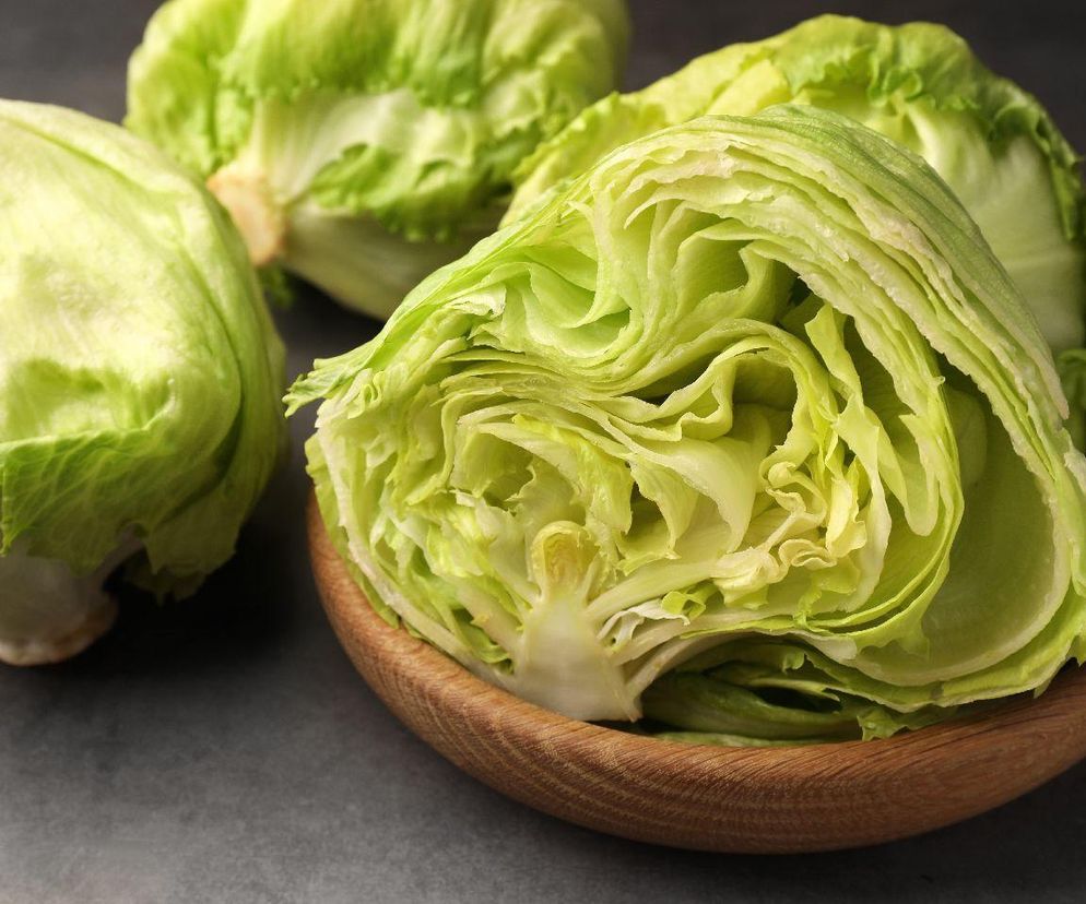 Tak przechowuję sałatę lodową. Jest pyszna, chrupiąca i świeża nawet do 2 tygodni 