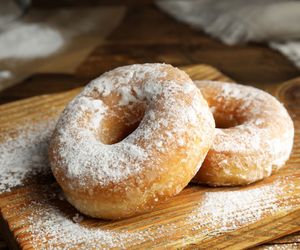 Oponki drożdżowe – przepis na puszyste pączki z dziurką, które pokochasz!