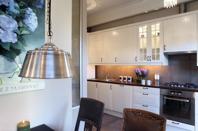 Biały apartament w starej kamienicy