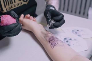 Tatuaże coraz częściej przypominają dzieła sztuki. Mogą być też świetnym pomysłem na prezent!