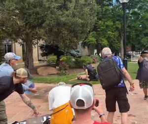 Zaatakował miotaczem ognia demonstrantów w Kolorado