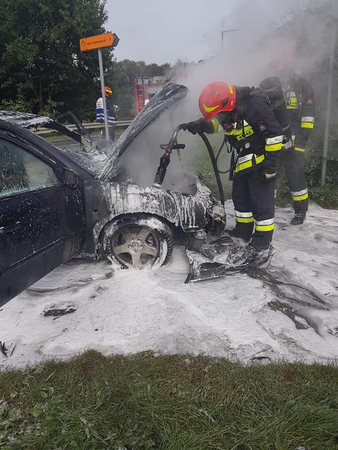 Kraków. Na ulicy Mirowskiej zapalił się samochód osobowy. Kierowca zdążył się ewakuować [ZDJĘCIA]