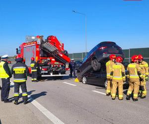  Gigantyczna kraksa pięciu samochodów na moście Południowym. Auto wjechało na dach drugiego!