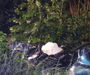 Roztrzaskał się mercedesem na drzewie. Nie miał żadnych szans