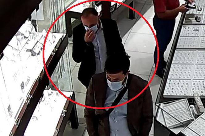 Ukradli złotą bransoletkę z Focusa i zniknęli! Szuka ich policja z Bydgoszczy