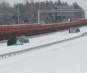 Jeszcze nie otworzyli, a już jest zepsuty. Asfalt na nowym odcinku S17 jest popękany, będzie opóźnienie