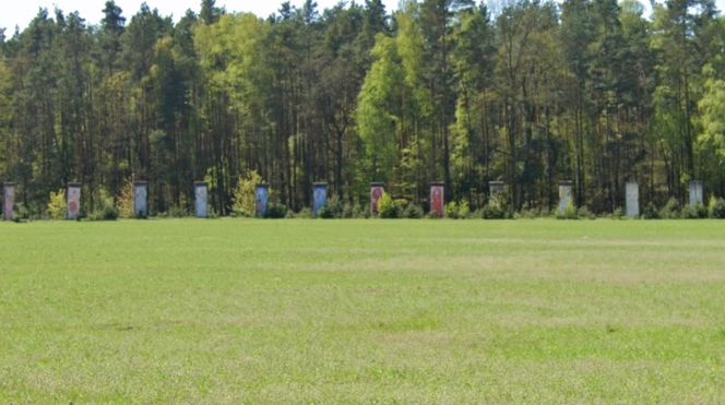 Największa kolekcja muru berlińskiego jest pod Wrocławiem. Na polu ustawiono kilkadziesiąt żelbetowych płyt z NRD