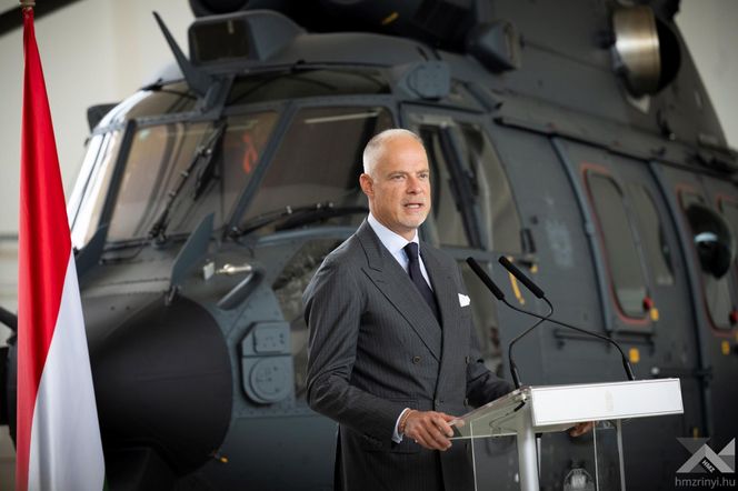 Węgierski minister oborny na tle H225M