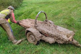  Ratownicy z GOPR Bieszczady, żeby pomóc choremu musieli przedrzeć się przez błoto