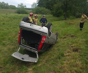 Złamał dożywotni zakaz. Po dachowaniu w pow. górowskim porzucił auto i poszedł pieszo