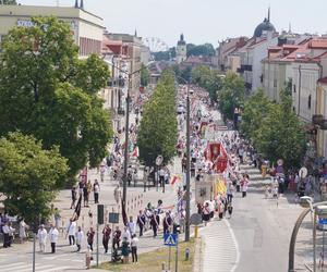 Boże Ciało 2024. Tłumy wiernych przeszły w procesji ulicami Białegostoku