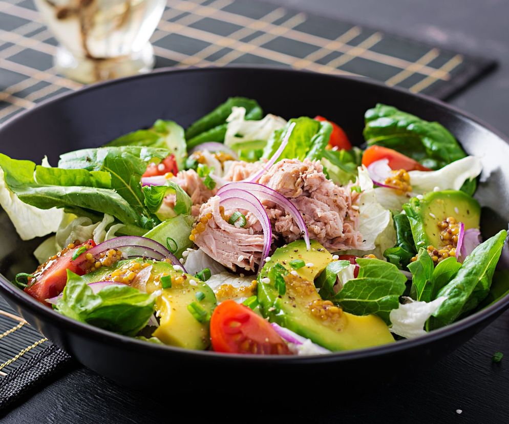 Najlepsza sałatka z tuńczykiem i awokado. Pyszna, zdrowa i błyskawiczna do zrobienia