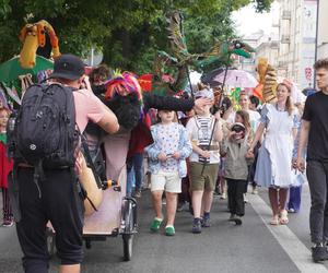 Deszcz nie był im straszny! Bajkowy Korowód przeszedł ulicami Lublina. Zobacz zdjęcia!