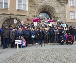 Protest mieszkańców gminy Purda pod olsztyńskim ratuszem