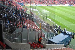 Kibole ŁKS i GKS Tychy zdemolowali sektor na stadionie Widzewa. Policjanci wkroczyli na trybuny FOTO