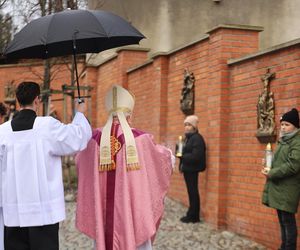 Poświęcenie drogi krzyżowej przy sanktuarium Matki Bożej Pani Myślenickiej
