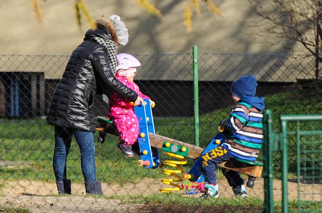 1PUBL_KATARZYNA CICHOPEK NA SPACERZE Z DZIEĆMI