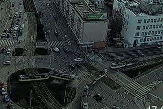 DRIFTUJĄCY tramwaj na placu Rodła w Szczecinie. O włos od dużej kraksy! [WIDEO]