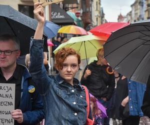 Tłum zwolenników aborcji protestował w centrum miasta. Manifestacja ruszyła pod kurię biskupią i siedzibę PiS