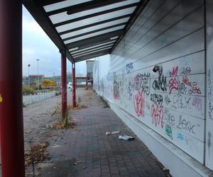 Dawny supermarket Auchan w Dąbrowie Górniczej już nie będzie straszył