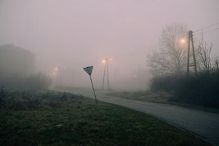 Gęsta mgła spowije Polskę. IMGW ostrzega też przed przymrozkami i deszczem!