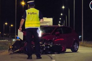 Czołowe zderzenie motocyklisty i osobówki. Ranny mężczyzna w szpitalu