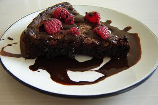 Ciasto czekoladowe z 2 składników - przepis na tani deser