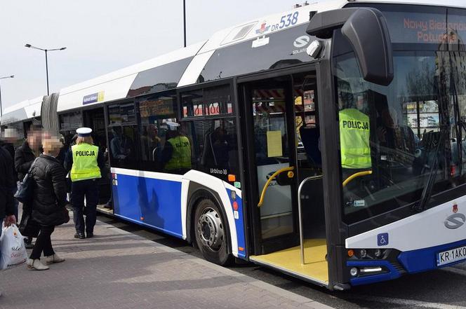 Kraków: policja sprawdza nie tylko spacerowiczów, ale także komunikację miejską [GALERIA]