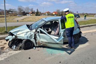 83-letni kierowca nie ustąpił pierwszeństwa kierowcy BMW. Trzy osoby trafiły do szpitala [ZDJĘCIA]