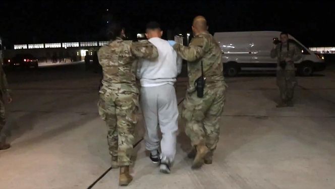  To nie był żart! USA wywiozły pierwszych imigrantów do Guantanamo