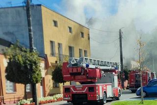 Wiskitki. Śmiertelny pożar budynku na placu Wolności. 4-letni chłopiec nie żyje [ZDJĘCIA]