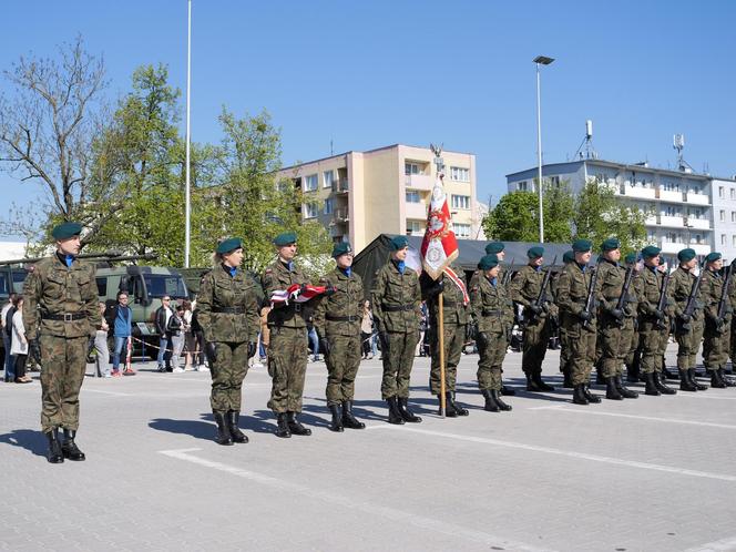 Ponad stu żołnierzy na Placu Solidarności w Olsztynie. Złożyli uroczystą przysięgę [ZDJĘCIA]