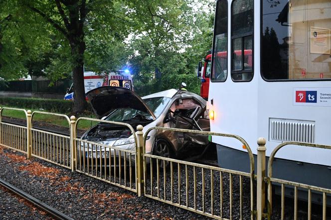 Wypadek na Krzekowie. Tramwaj zderzył się z samochodem