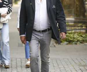 Robert Gonera na chodniku pod TVN