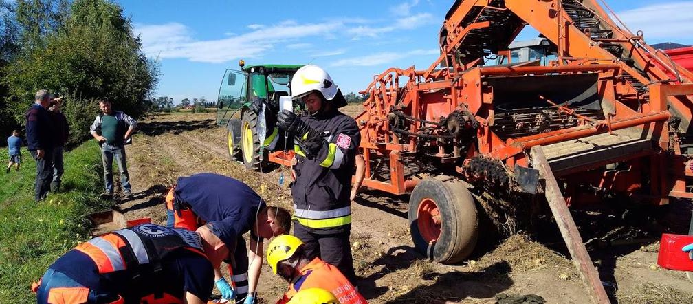 Kobieta została wciągnięta pod kombajn. Dramatyczna akcja ratunkowa w Sieborowicach [ZDJĘCIA]