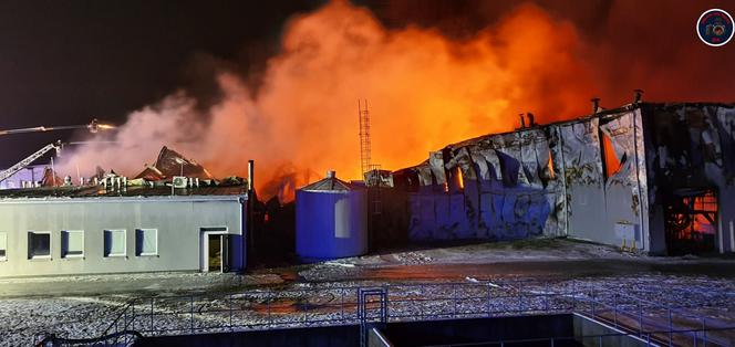 Gigantyczny pożar hali w Białej Rawskiej