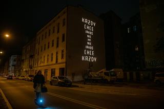 „Każdy chce jakoś nie żyć”. Nowy artystyczny neon w Łodzi