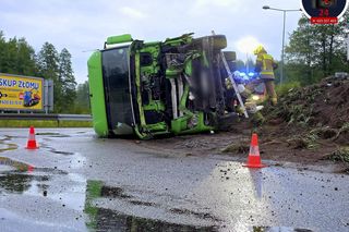 Ciężarówka przewróciła się na rondzie pod Otwockiem. Kierowca wjechał prosto w kopiec! 