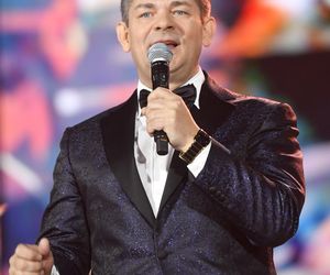 Ksiądz Krzysztof Kołtunowicz bez skarpetek wygłupia się przy kawałku Zenka Martyniuka