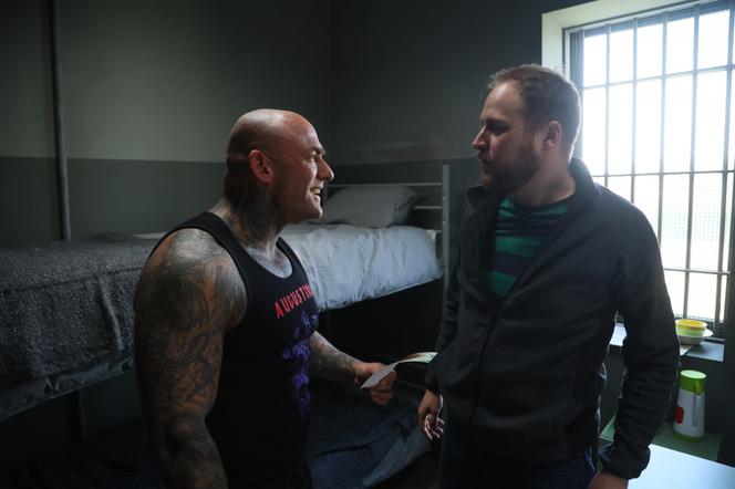 Na Wspólnej odc. 3451. Paweł Wójcik (Grzegorz Kwiecień), więzień (Paweł Bodych)