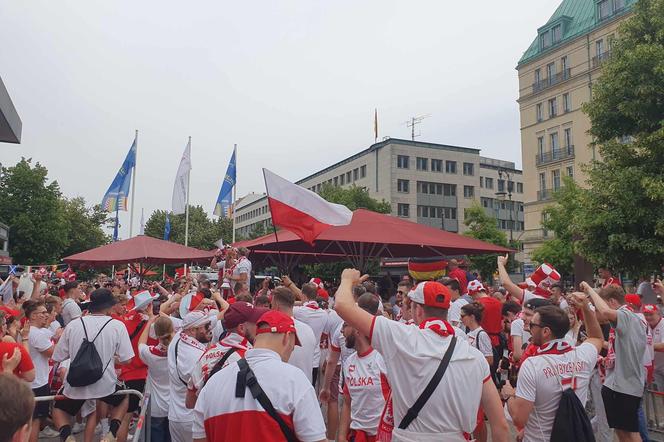 Kibice bawią się przed meczem Polska - Austria