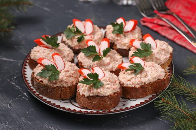 Przekąska, która robi furorę na imprezach. Pasta jajeczna z paluszkami surimi to hit 2025