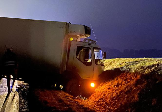 Samochód osobowy zderzył się z dwiema ciężarówkami. Tragedia na DK 25